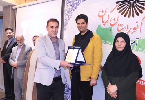 تجلیل از یک سیرجانی به عنوان پژوهشگر برتر